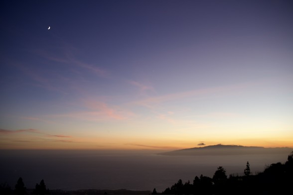 Abendrot über der Meerenge zwischen Terneriffa und La Gomera. Der zunehmende Mond leuchtet im Südwesten.