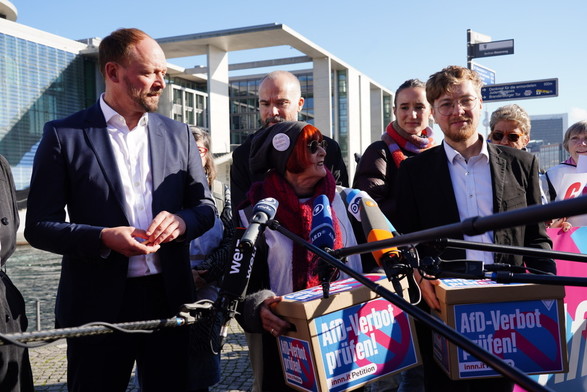 Auf dem Bild von links nach rechts: Wanderwitz, Omas gegen Rechts, Thomas vom Volksverpetzer.  