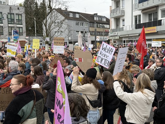 Demonstrierende Menge auf dem Sülztalplatz