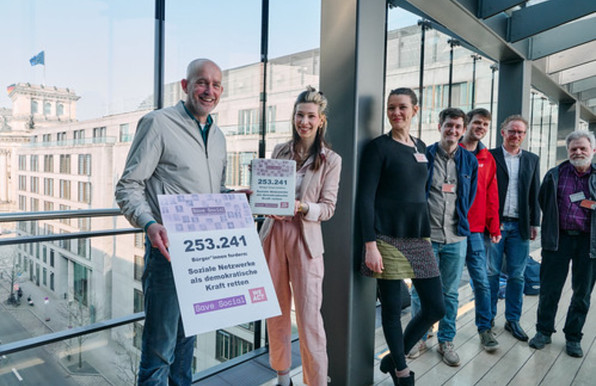 Gruppe von Menschen auf einer Terrasse oder einem verglasten Balkon mit Blick auf Regierungsgebäude, darunter der Reichstag. Zwei Personen halten ein Schild mit der Aufschrift „253.241 Bürger*innen fordern: Soziale Netzwerke als demokratische Kraft retten.“


Fotos von Lonksy / Campact
Ausschließlich frei zur journalistischen Nutzung durch Presse- und Medienvertrer*innen.
Für die Anfrage einer nicht journalistischen Nutzung wenden Sie sich bitte direkt an lonksy@posteo.de. Für alle weiteren Rückfragen erreichen Sie die Campact-Pressestelle unter presse@campact.de