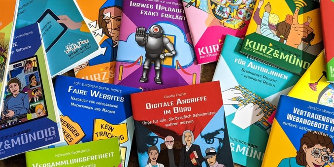 Das Bild zeigt mehrere farbenfrohe Broschüren aus der Kurz&Mündig-Reihe von Digitalcourage. Die Hefte behandeln Themen rund um digitale Mündigkeit, Datenschutz, Netzpolitik und Grundrechte. Zu sehen sind u. a.:
	•	„Digitale Mündigkeit“ von Leena Simon
	•	„Irrweg Uploadfilter exakt erklärt“
	•	„Digitale Angriffe im Büro“ von Claudia Fischer
	•	„Faire Websites“ von EDRi
	•	„Vertrauenswürdige Webangebote erkennen“ von Jessica Wawrzyniak
	•	Hefte zu Versammlungsfreiheit, Netzwerkkritik und Open Source

Die Cover sind im Comicstil illustriert und tragen den typischen Schriftzug „KURZ&MÜNDIG“. Zielgruppe sind Menschen, die sich niedrigschwellig über digitale Selbstbestimmung und politische Zusammenhänge informieren wollen.