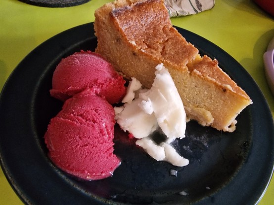 Versch. Eis, Käsekuchen auf Teller 