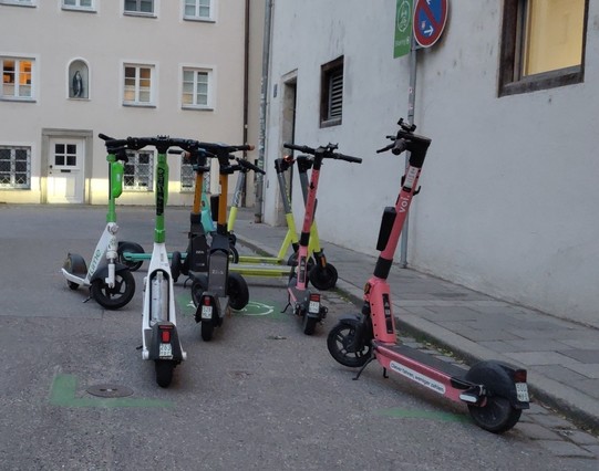 Escooter auf ihrem Abstellplatz