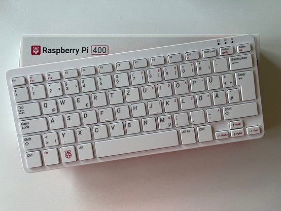 Raspberry Pi 400 Tastaturcomputer auf seiner Originalverpackung.