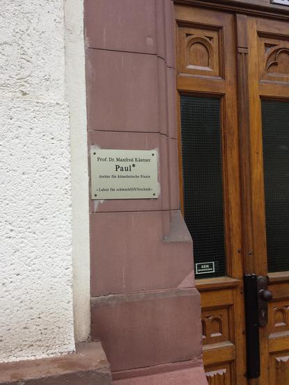 In der Heidelberger Südstadt/Weststadt gibt es einige interessante Läden, Cafés und Kunstgalerien. Heute bin ich auf ein Schild gestoßen neben einer großen alten dunklen Holztür: "Prof. Dr. Manfred Krämer, Paul, Atelier für künstlerische Praxis, Labor für schwachSINNtechnik"