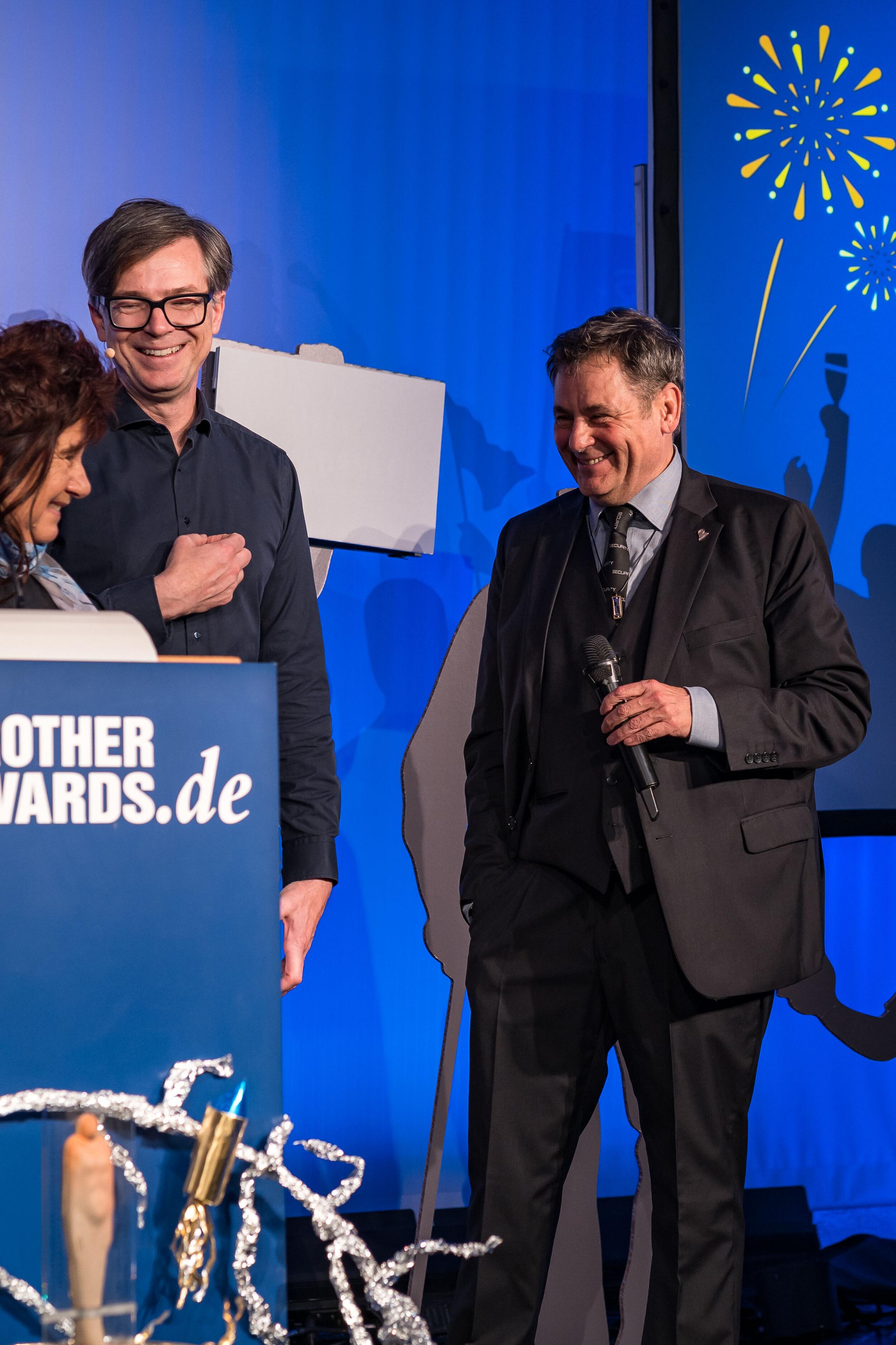 Ralph Caspers mit Reena Tangens und Padeluun auf der Bühne.
