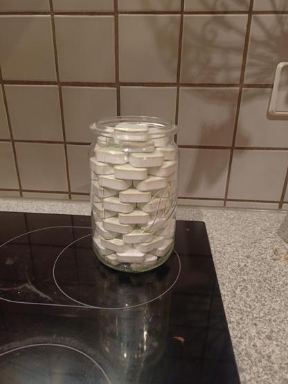 Glas mit einsortierten Spülmaschinentabs