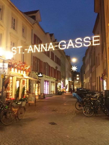 Wenn man am Bismarkplatz aus der Straßenbahn steigt und die ersten Schritte in die Altstadt macht, dann wird man auf der rechten Seite mit der hübsch geschmückten St.-Anna-Gasse begrüßt. Neu ist z.B. das große leuchtende Straßenschild.