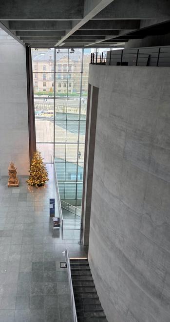 Foto eines Weihnachtsbaums im Marie-Elisabeth-Lüders-Haus des Deutschen Bundestags
© Dr. Christopher Paun