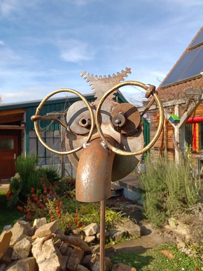 rostiges Gesicht aus altem Metall mit großer Brille