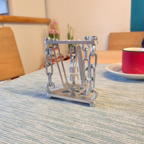 Bastelprojekt aus Aluminium. Die obere Platte wird mit Magneten oben und durch Ketten in Position gehalten.