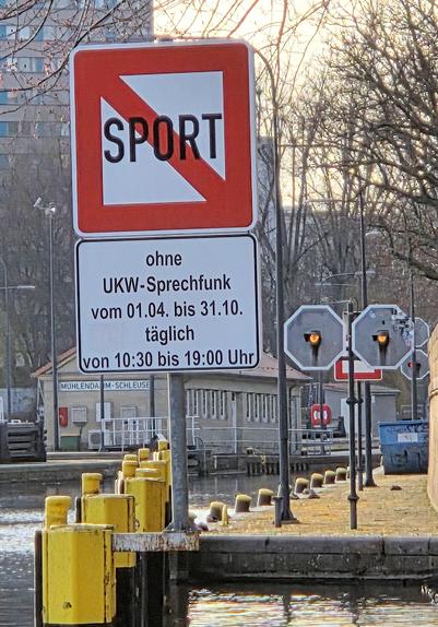 Schifffahrtszeichen informiert über Funkpflicht