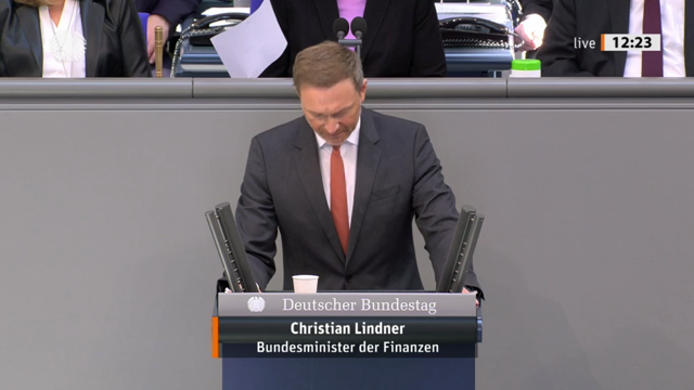 Christian Lindner hielt eine Rede im Bundestag:
"Die Bedeutung der Energiesicherheit erfährt eine neue Priorität. Unsere Planungen der nächsten Jahre werden wir an die veränderte Lage anpassen müssen. Dabei werden wir nicht auf die Antworten der Vergangenheit setzen, sondern im Gegenteil den Weg in die Zukunft entschlossener fortsetzen. Erneuerbare Energien leisten nämlich nicht nur einen Beitrag zur Energiesicherheit und -versorgung. Erneuerbare Energien lösen uns von Abhängigkeiten. Erneuerba…