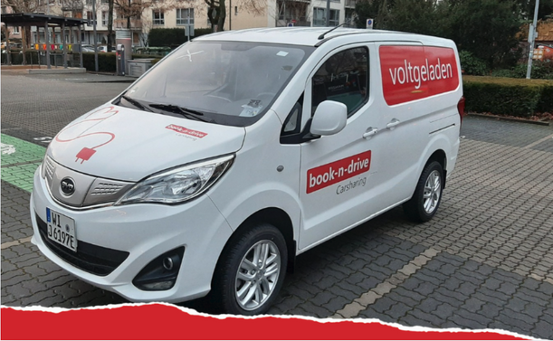 ein weißer eTransporter mit rotem book-n-drive Logo