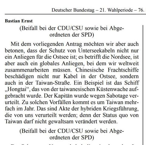 Auszug aus dem Plenarprotokoll des Deutschen Bundestags vom 6. Mai 2026
Bastian Ernst:
Mit dem vorliegenden Antrag möchten wir aber auch betonen, dass der Schutz von Unterseekabeln nicht nur ein Anliegen für die Ostsee ist; es betrifft die Nordsee, ist aber auch ein globales Anliegen, bei dem wir weltweit zusammenarbeiten müssen. Chinesische Frachtschiffe beschädigen nicht nur Kabel in der Ostsee, sondern auch in der Taiwan-Straße. Ein Beispiel ist das Schiff „Hongtai“, das von der taiwanesisch…