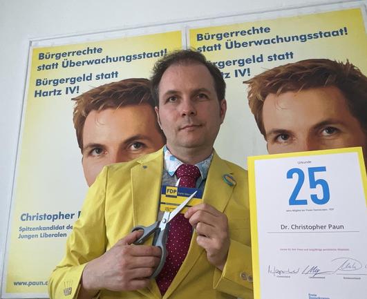Foto von mir, wie ich kurz davor bin, meinen FDP-Mitgliedsausweis zu zerschneiden.