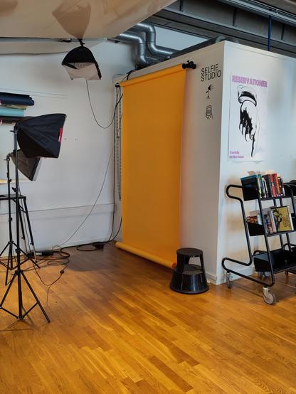 "selfie studio" with professional light and orange background