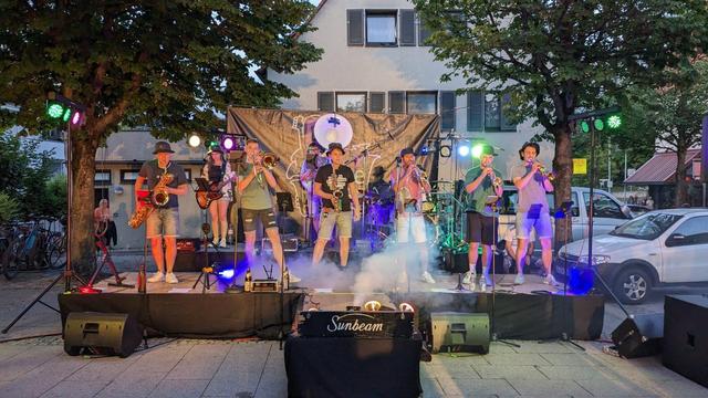 Bühne mit der Brassband Percy and the BrassMachine