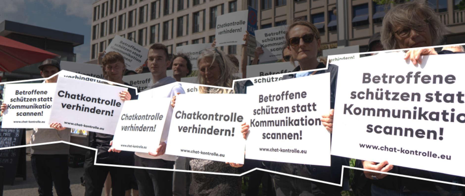 Eine Reihe von Menschen protestiert gegen Chatkontrolle (vor der Vertretung des Europäischen Parlaments in Berlin)