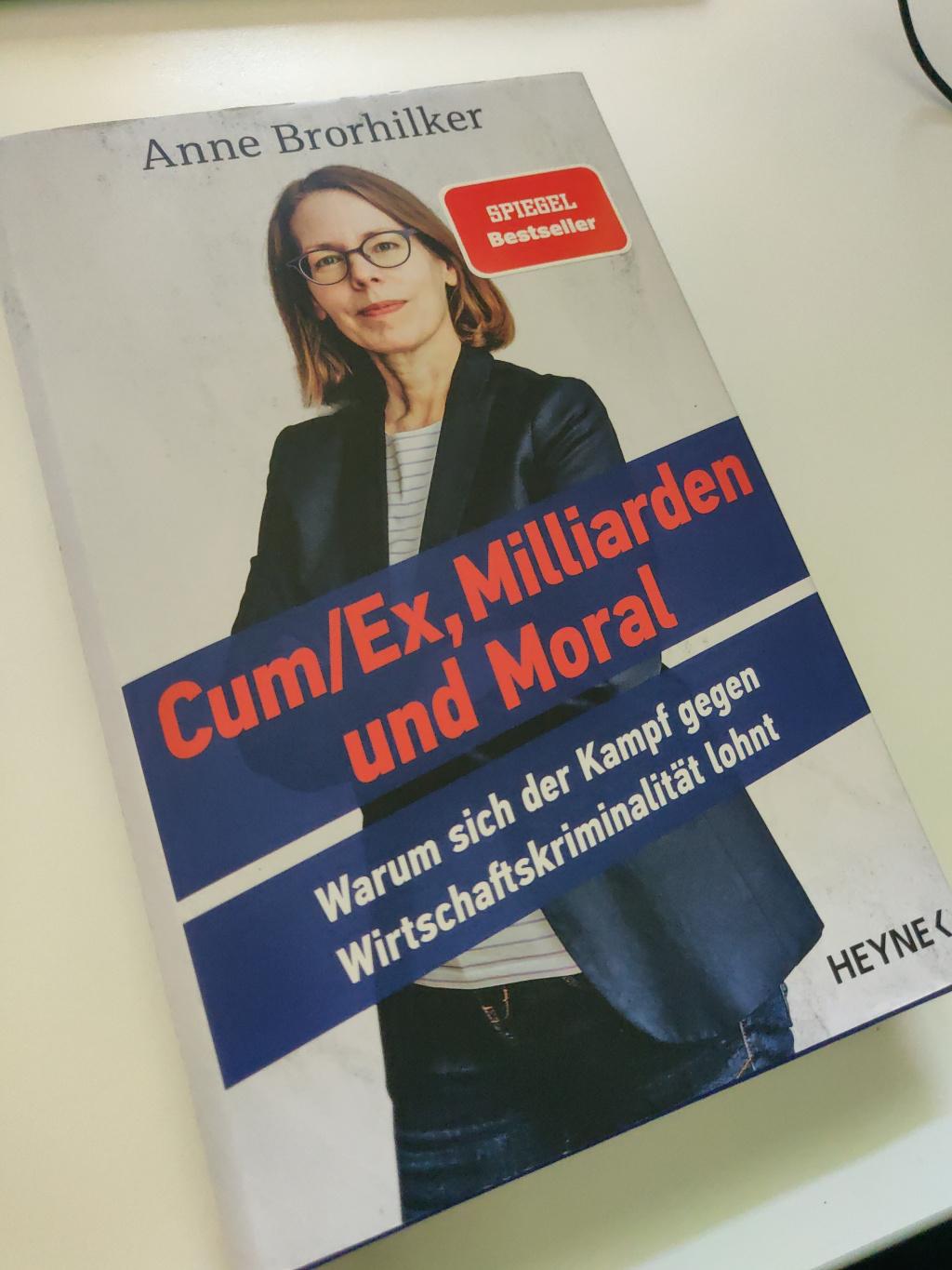 Anne Brorhilkers Buch "Cum/Ex, Milliarden und Moral", auf dem Cover Frau Brorhilker, der Titel rot auf blau auf einen querverlaufenden Banner. Oben ein Sticker "Spiegel Bestseller".