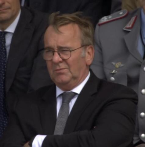 Boris Pistorius verdreht die Augen als Navid Kermani die Haltung von Friedrich Merz zum Völkerrecht kritisiert.