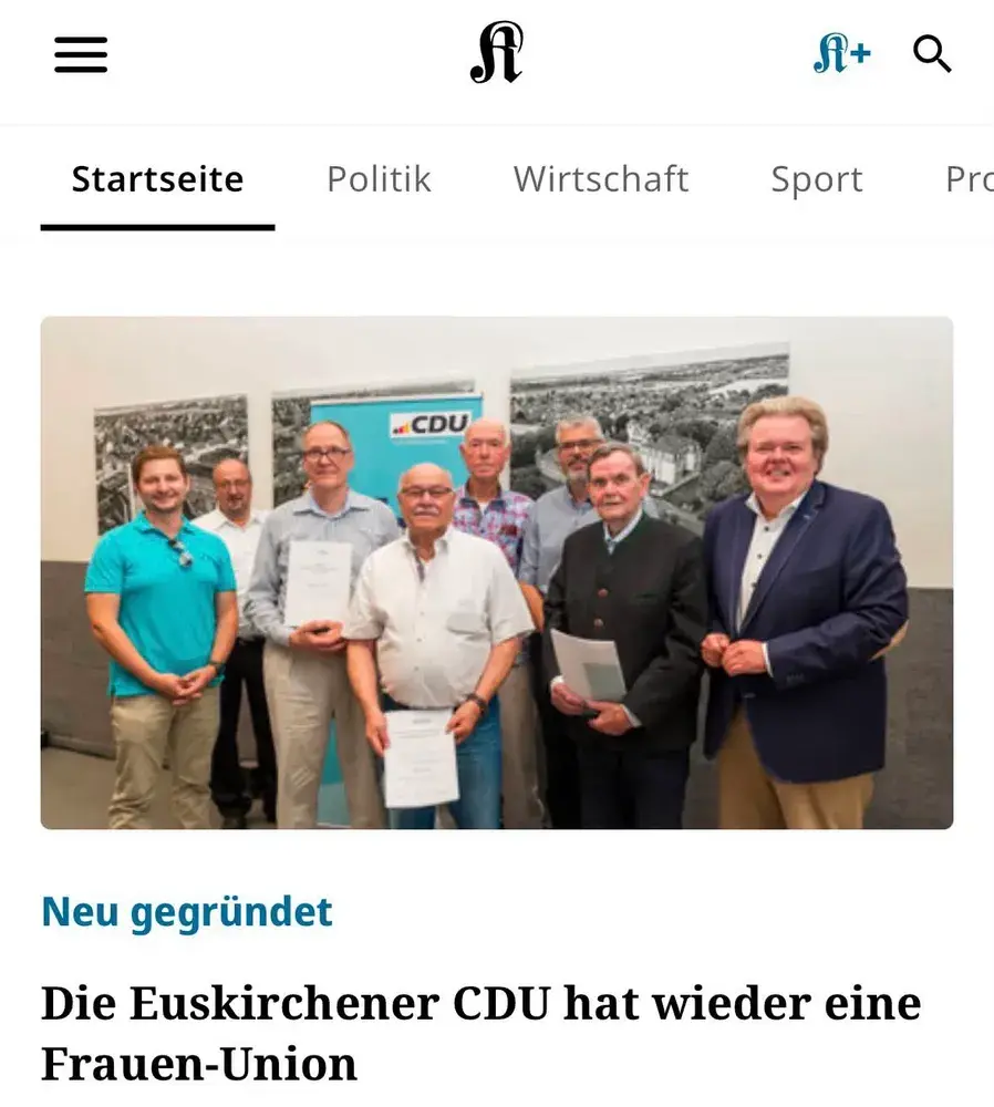 Eine Gruppe von Männern steht in einem Raum vor einer Wand mit einem großformatigen Schwarz-weiß-Foto einer Stadtansicht. In der Mitte hält eine Person ein Dokument in der Hand. Im Hintergrund ist ein Roll-up mit dem CDU-Logo und dem Schriftzug »CDU« zu sehen. Die Männer tragen Hemden, einige mit Sakko, und blicken in Richtung Kamera. Über dem Bild das Logo des Kölner Stadt-Anzeigers steht eine Navigationsleiste mit den Menüpunkten »Startseite«, »Politik«, »Wirtschaft«, »Sport« und »Report«. Unter dem Bild befindet sich die Überschrift: 'Die Euskirchener CDU hat wieder eine Frauen-Union'.