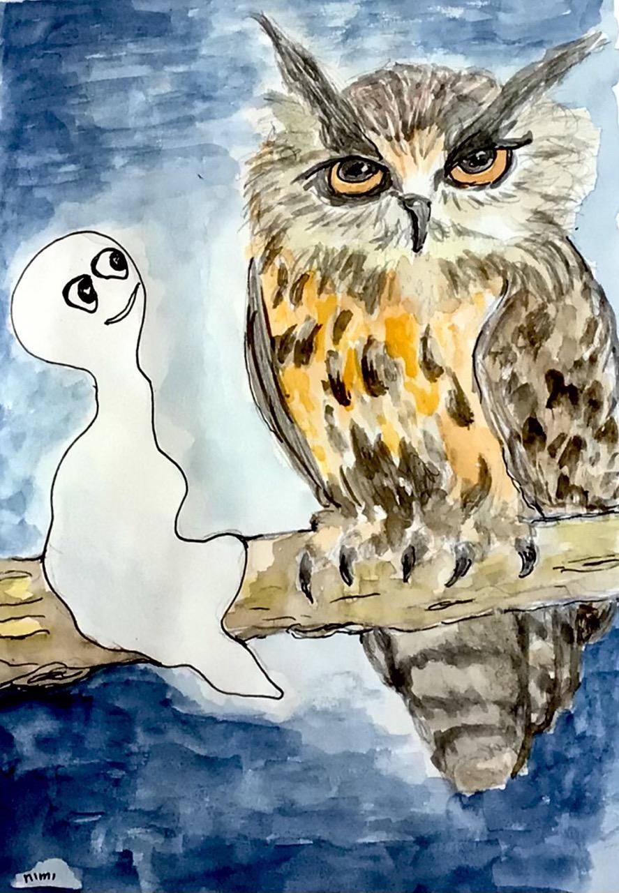 Zeichnung aquarelliert Cartoonart. Vor dem Nachthimmel sitzt rechts im Bild ein Uhu mit strengem Blick auf einem Ast. Links neben diesem sitzt ein Gespensterchen, das den Uhu fasziniert betrachtet.