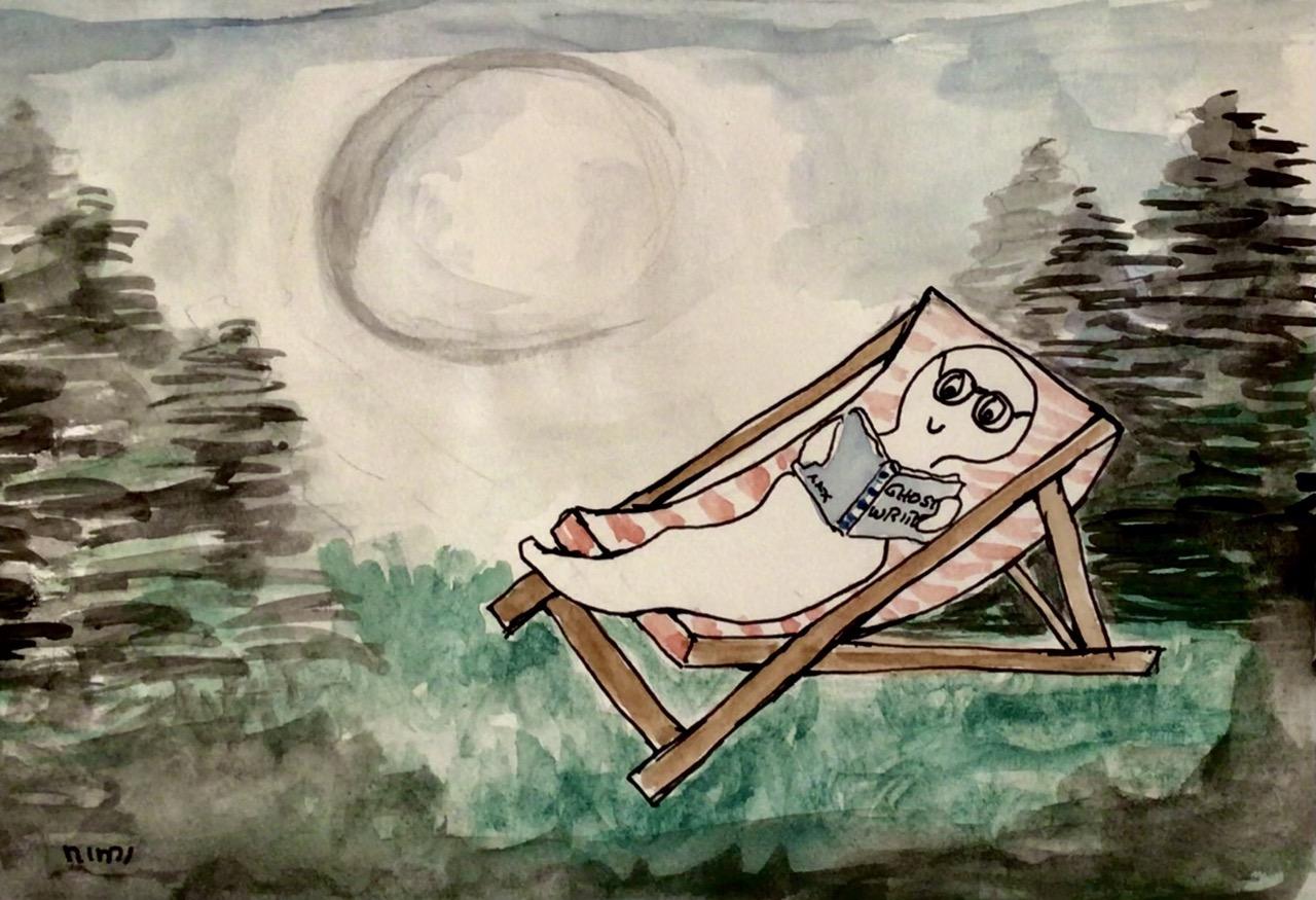 Aquarell Ink Cartoonart. Auf einer kleinen Lichtung im Tannenwald, steht ein rot-weiß gestreifter Liegestuhl, darin liegt ein Gespensterchen mit Brille und lächelndem Mund. In den Händen ein blaues Buch mit dem Titel: Ghost Writer.
Über dieser Szene ein großer Vollmond im Nachthimmel.