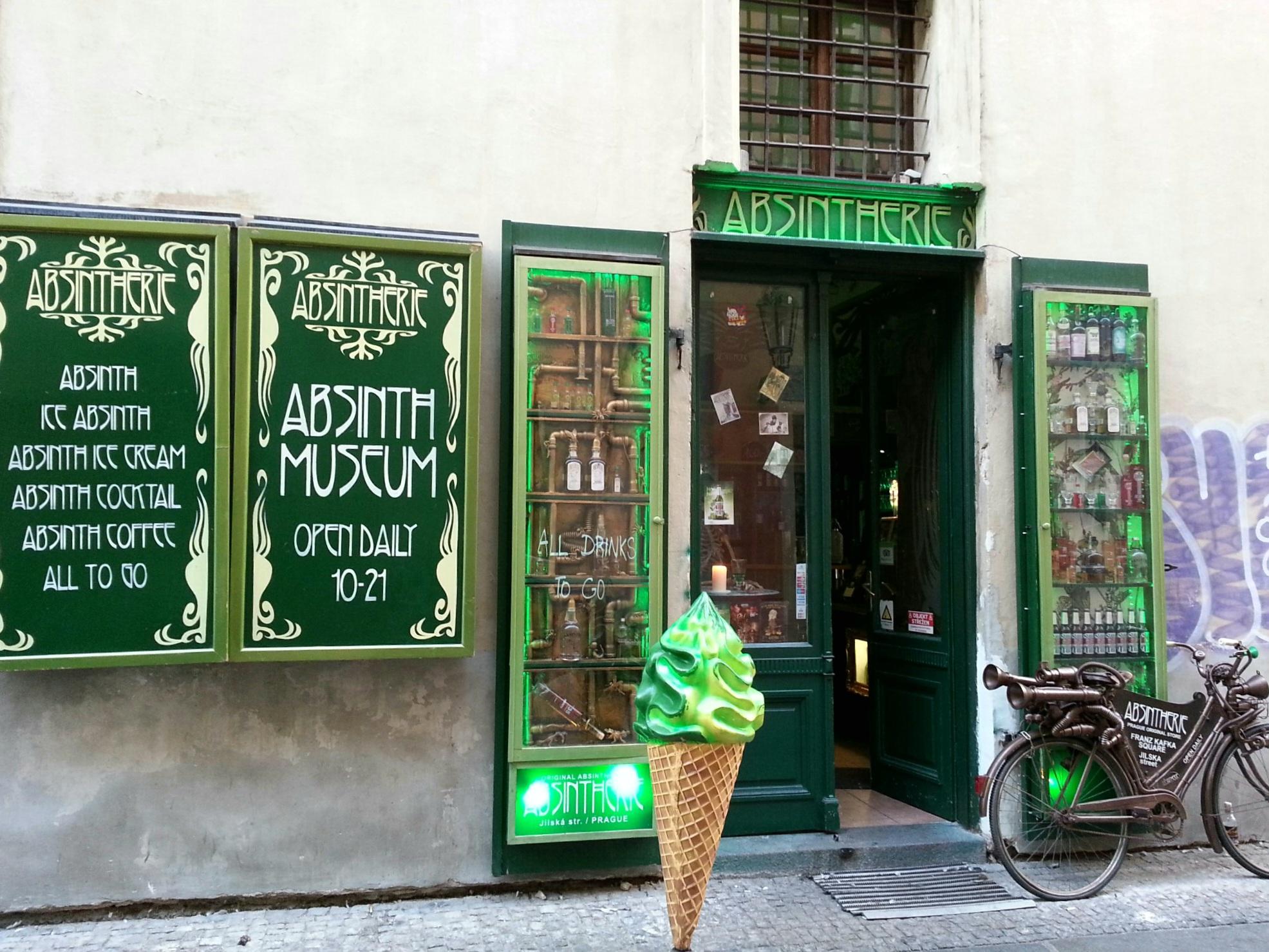 Absinth Museum in Prag
Eingang und Werbetafeln, alles in leuchtendem Grün
Auch das große Eis vor dem Haus
An der Mauer neben dem Eingang lehnt ein Fahrrad